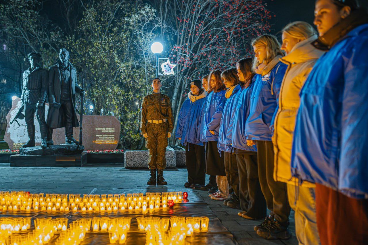 В Мурманске прошла акция «Огненные картины», посвященная 81-й годовщине разгрома немецко-фашистских войск в Заполярье В Мурманске прошла акция «Огненные картины», посвященная 81-й годовщине разгрома немецко-фашистских войск в Заполярье