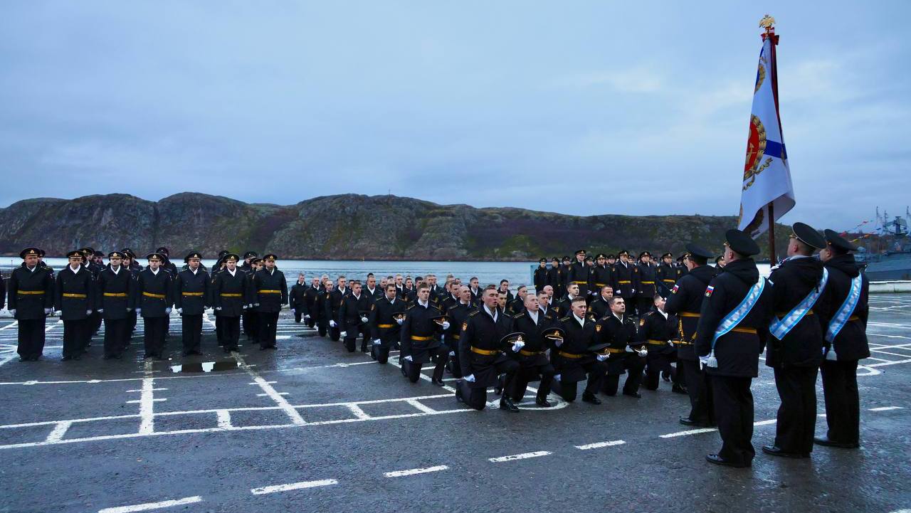 Моряков бригады кораблей охраны водного района Кольской флотилии разнородных сил Северного флота посвятили в гвардейцы Моряков бригады кораблей охраны водного района Кольской флотилии разнородных сил Северного флота посвятили в гвардейцы