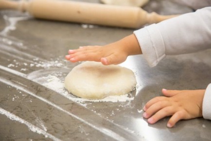 Как быстро раскатать тесто для пельменей скалкой: делаем правильно и тонко