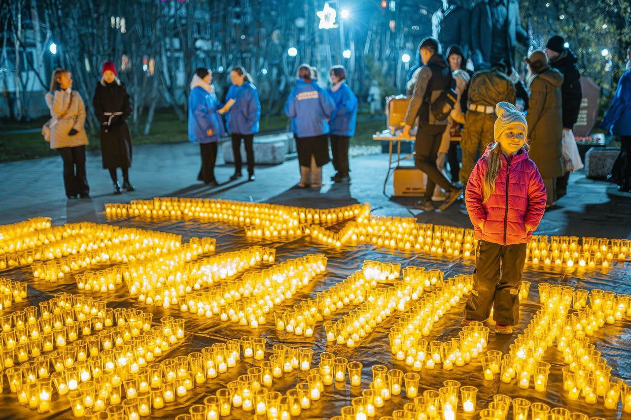 В Мурманске прошла акция «Огненные картины», посвященная 81-й годовщине разгрома немецко-фашистских войск в Заполярье В Мурманске прошла акция «Огненные картины», посвященная 81-й годовщине разгрома немецко-фашистских войск в Заполярье