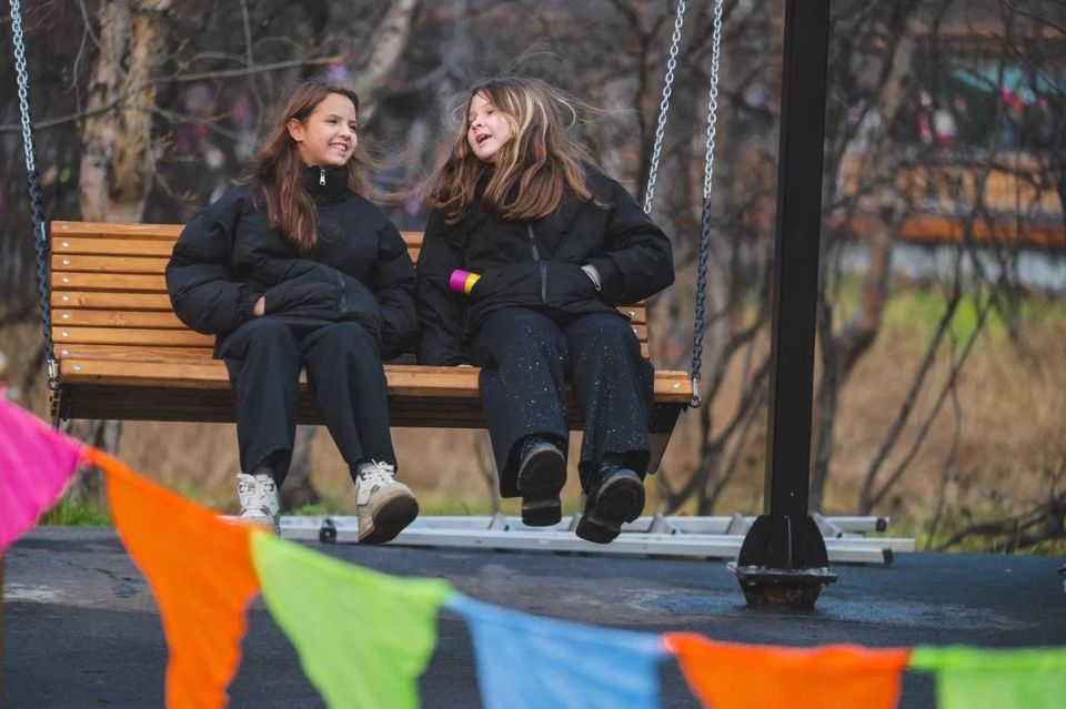 Андрей Чибис поздравил североморцев с Днем народного единства в обновленном городском парке Андрей Чибис поздравил североморцев с Днем народного единства в обновленном городском парке