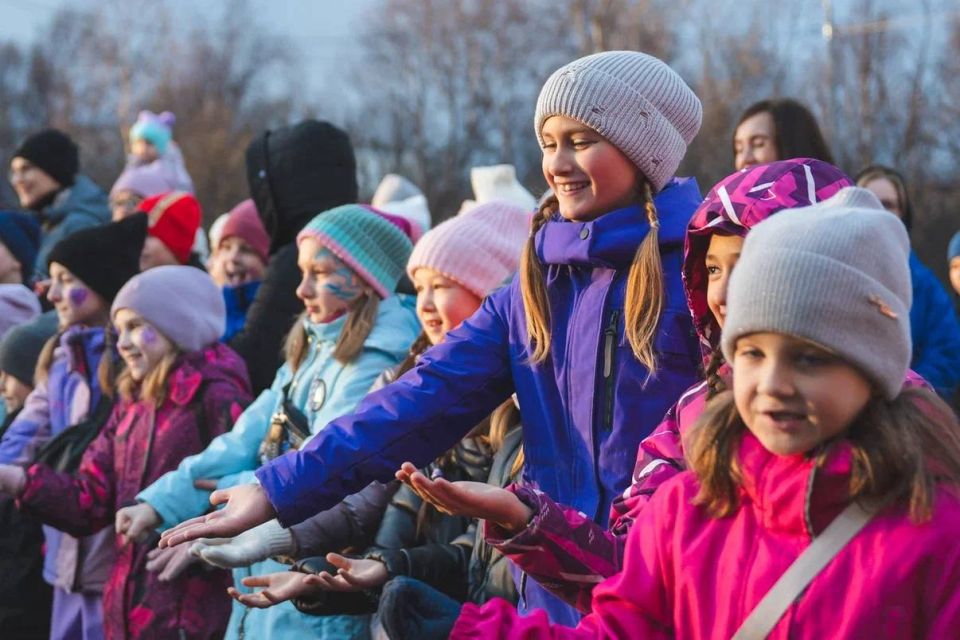Андрей Чибис поздравил североморцев с Днем народного единства в обновленном городском парке Андрей Чибис поздравил североморцев с Днем народного единства в обновленном городском парке