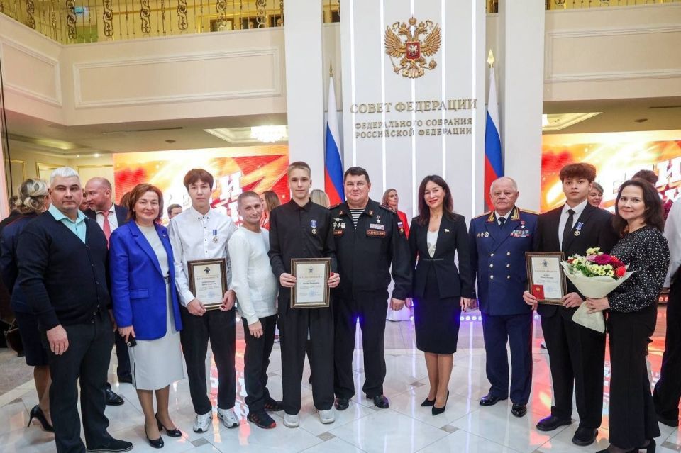 Юные хоккеисты из Мурманской области получили медали за мужество