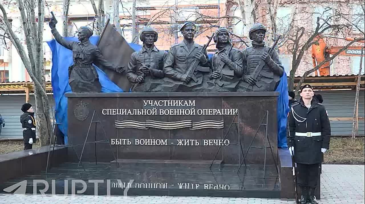 «Сегодня наши воины защищают нашу страну, ее свободу и суверенитет!»: в День народного единства в Североморске открыли памятник участникам СВО