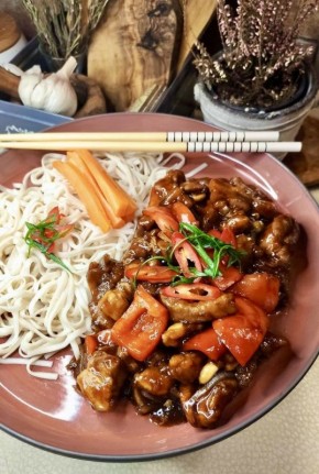 Кисло-сладкое чудо: свинина с лапшой в новом вкусовом исполнении