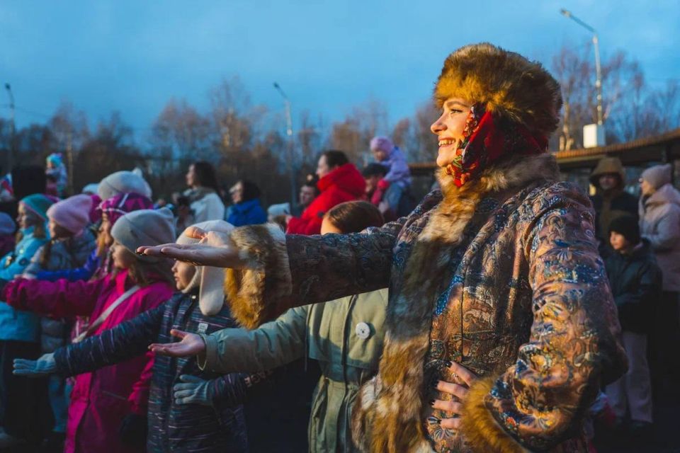 Андрей Чибис поздравил североморцев с Днем народного единства в обновленном городском парке Андрей Чибис поздравил североморцев с Днем народного единства в обновленном городском парке