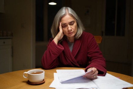 Почему пенсионеры спешат передать квартиры детям: разумный шаг или пагубный риск?