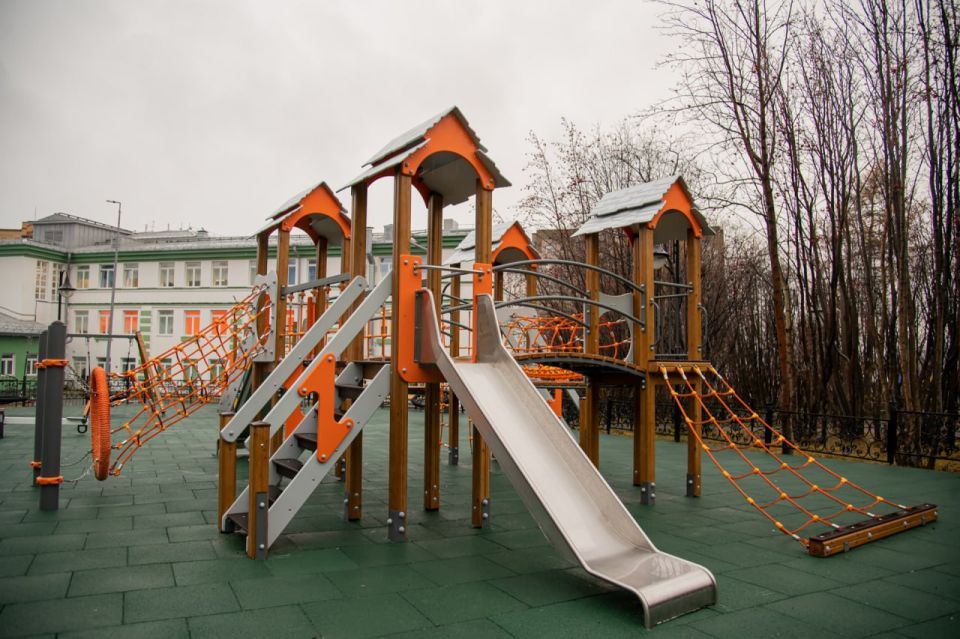 В Мурманске завершено обновление детской площадки в сквере за школой № 1 на ул. Капитана Буркова, 31 В Мурманске завершено обновление детской площадки в сквере за школой № 1 на ул. Капитана Буркова, 31