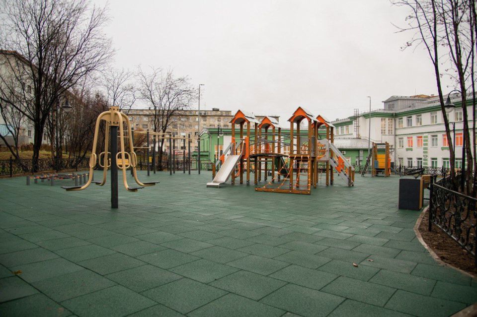 В Мурманске обновили детскую площадку за школой №1 В Мурманске обновили детскую площадку за школой №1