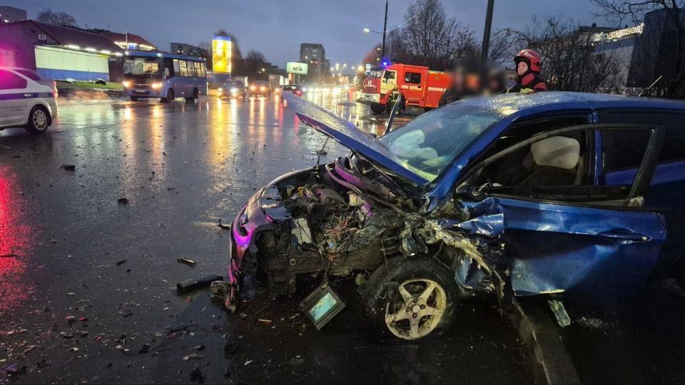 В Мурманске три человека пострадали в массовом ДТП В Мурманске три человека пострадали в массовом ДТП
