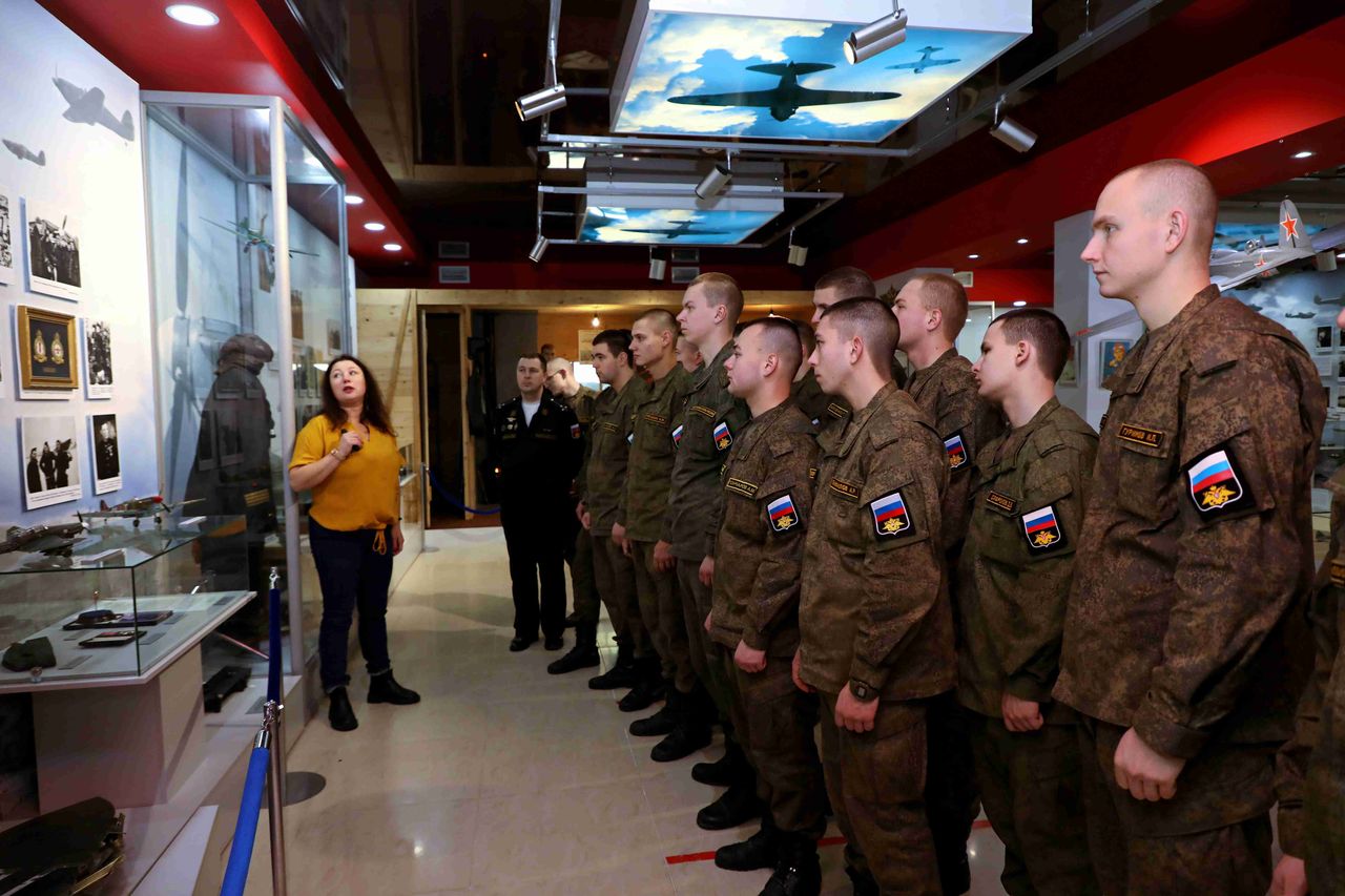 Призывники Северного флота посетили музей авиации в Сафоново