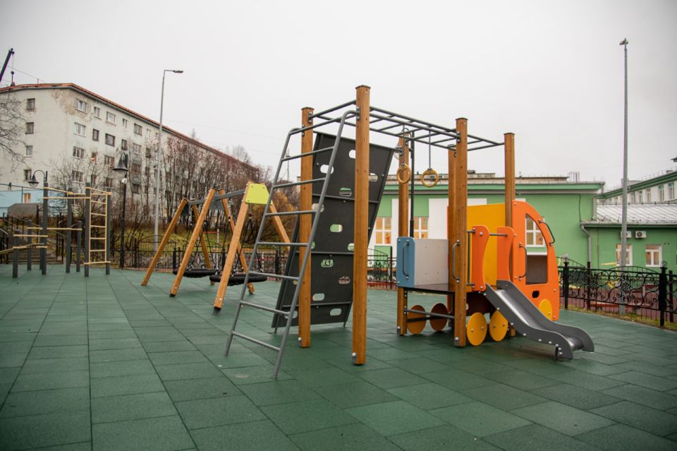 В Мурманске завершено обновление детской площадки в сквере за школой № 1 на ул. Капитана Буркова, 31 В Мурманске завершено обновление детской площадки в сквере за школой № 1 на ул. Капитана Буркова, 31