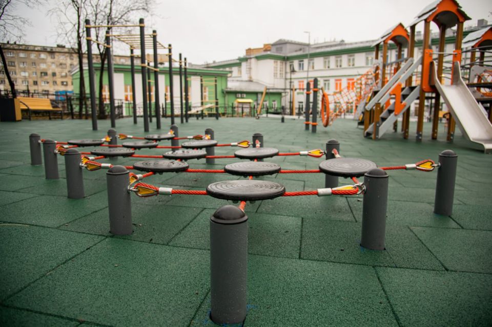 В Мурманске завершено обновление детской площадки в сквере за школой № 1 на ул. Капитана Буркова, 31 В Мурманске завершено обновление детской площадки в сквере за школой № 1 на ул. Капитана Буркова, 31