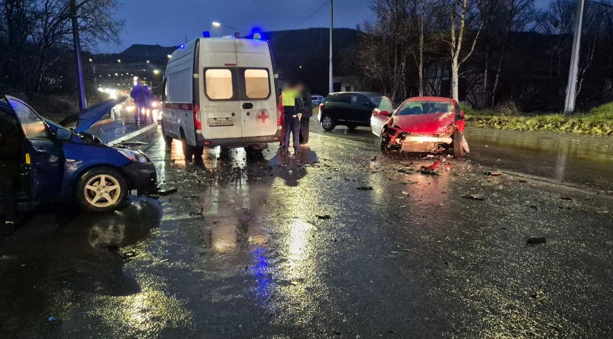 В Мурманске три человека пострадали в массовом ДТП