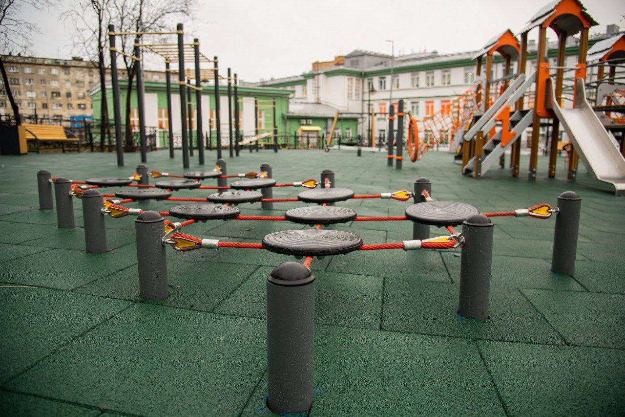 В Мурманске обновили еще одну детскую площадку В Мурманске обновили еще одну детскую площадку