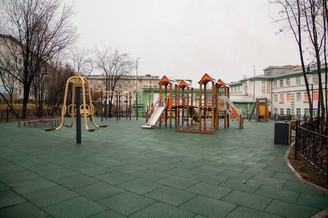 В Мурманске обновили еще одну детскую площадку В Мурманске обновили еще одну детскую площадку