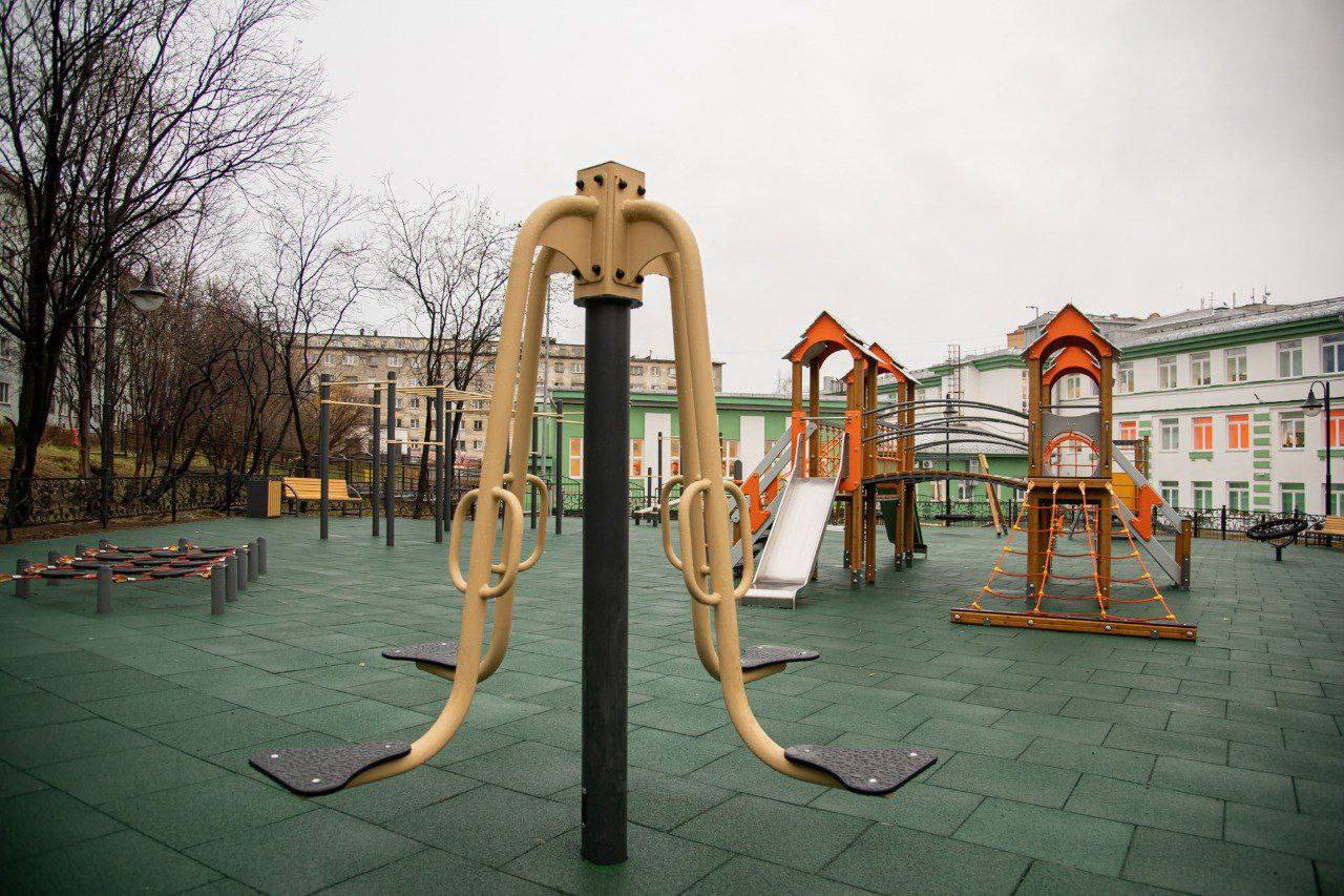 В Мурманске обновили еще одну детскую площадку В Мурманске обновили еще одну детскую площадку