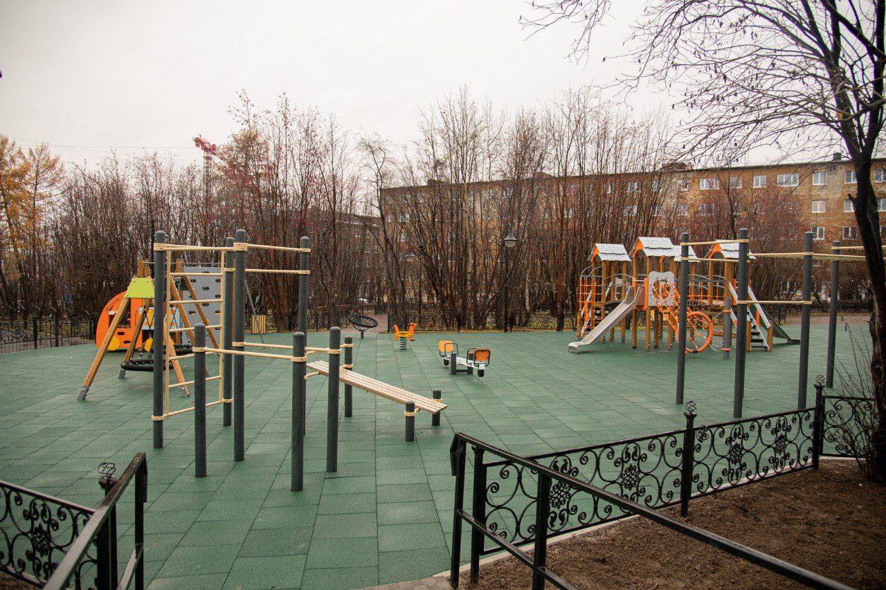 В Мурманске обновили еще одну детскую площадку В Мурманске обновили еще одну детскую площадку