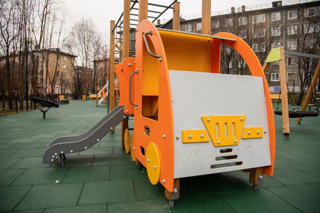 В Мурманске обновили еще одну детскую площадку В Мурманске обновили еще одну детскую площадку