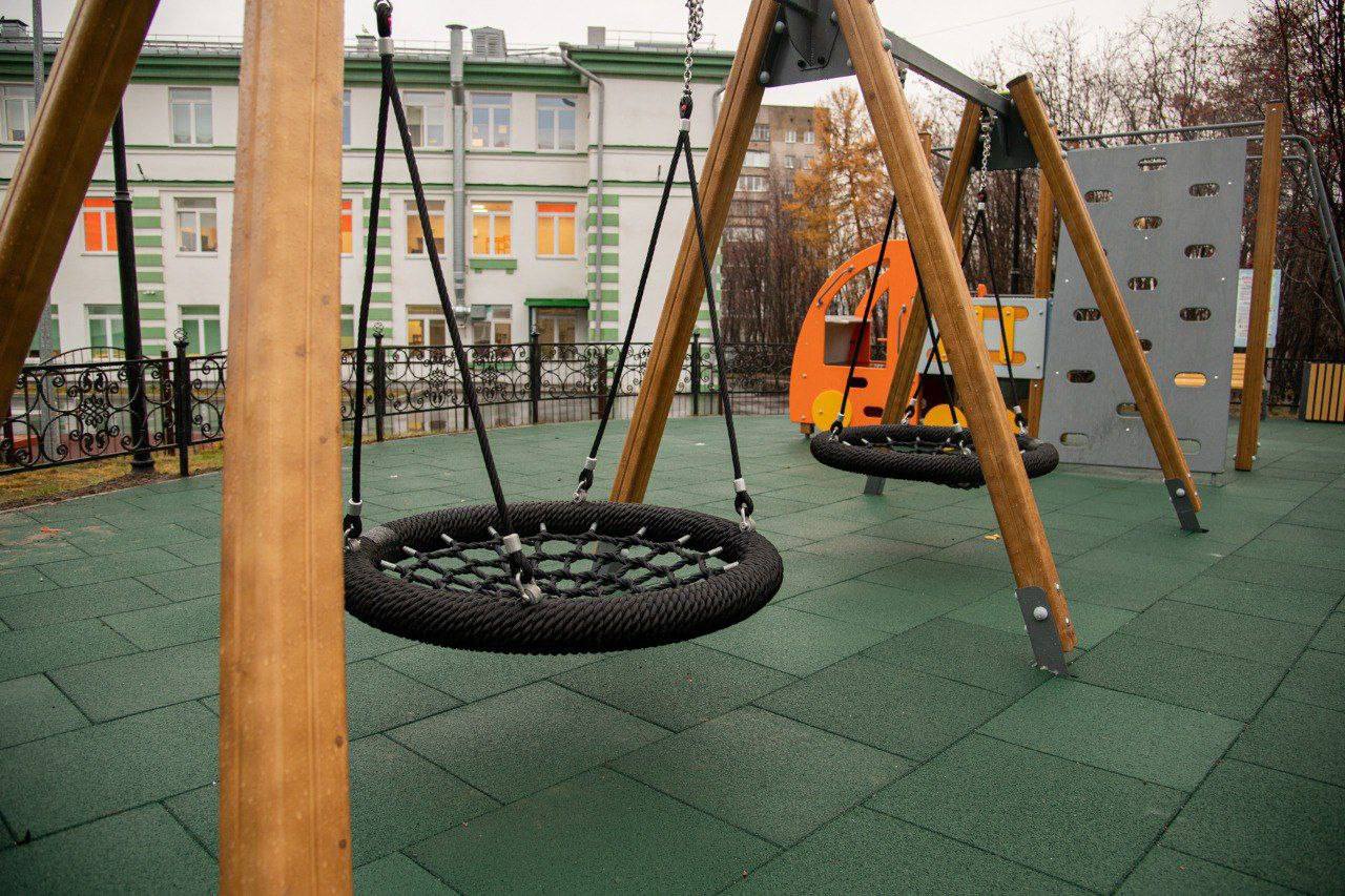 В Мурманске обновили еще одну детскую площадку В Мурманске обновили еще одну детскую площадку