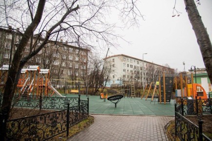 В Мурманске обновили еще одну детскую площадку