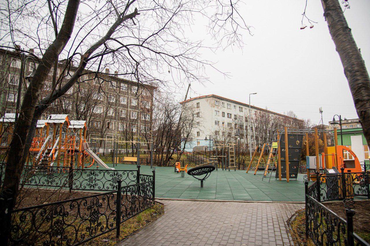 В Мурманске обновили еще одну детскую площадку
