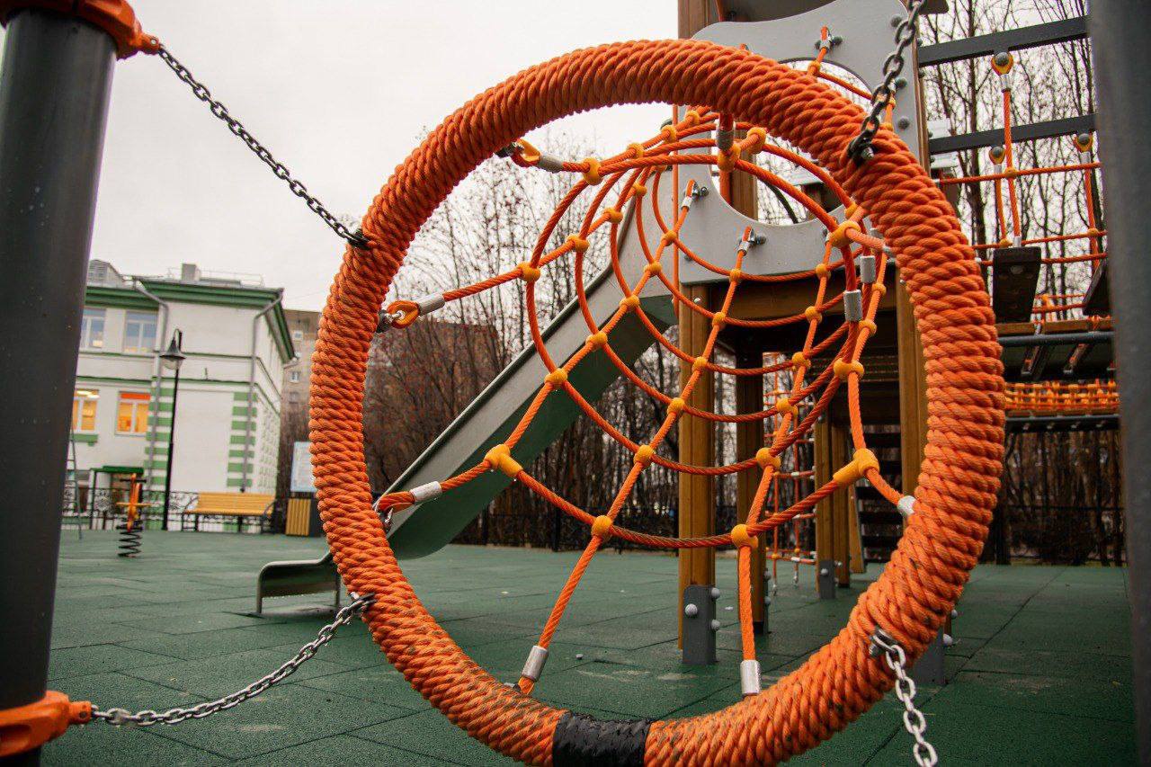 В Мурманске обновили еще одну детскую площадку В Мурманске обновили еще одну детскую площадку