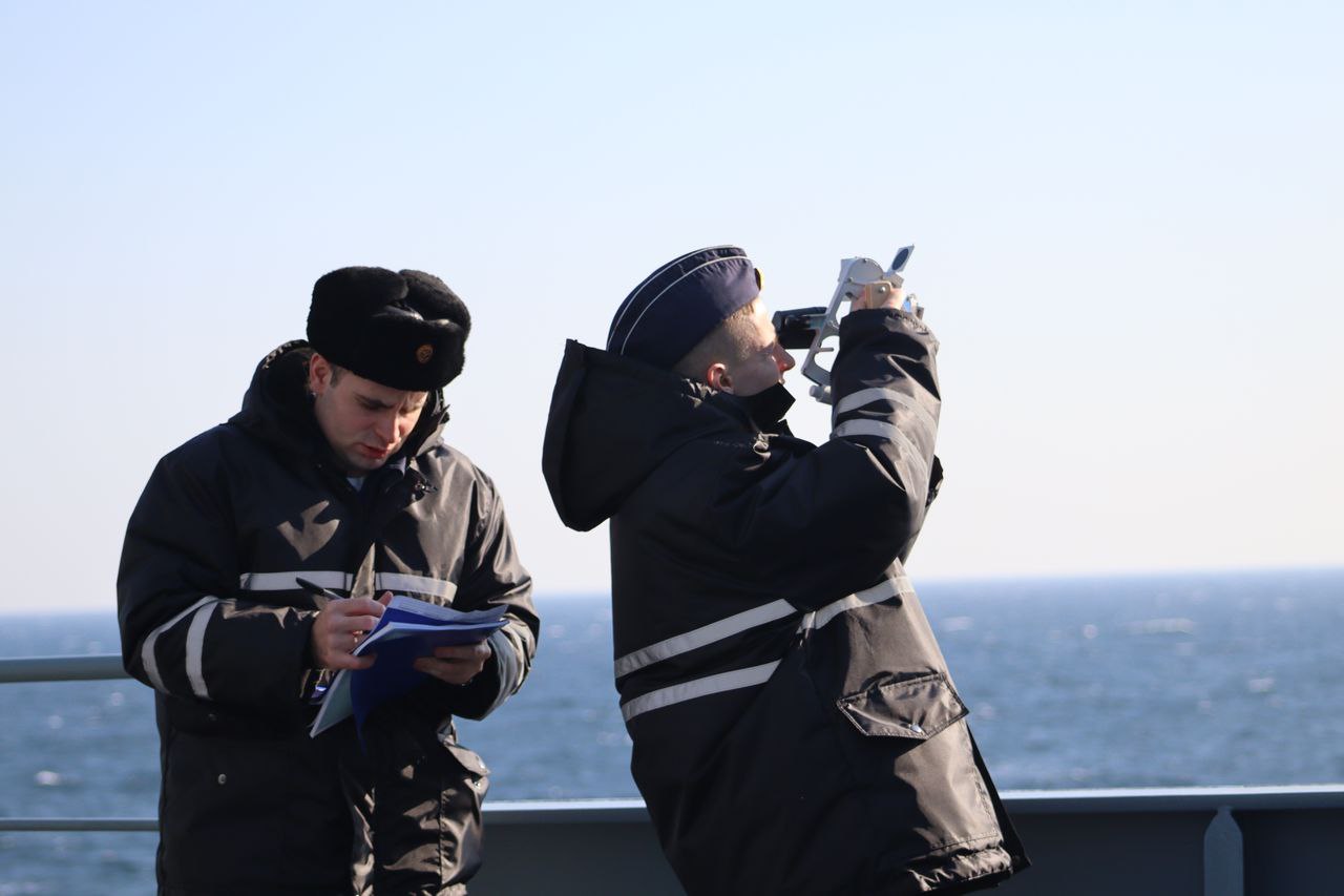 Воин высоких широт. Экипаж новейшего боевого ледокола успешно сдал "выпускные экзамены" Северному Ледовитому океану Патрульный корабль "Иван Папанин" стал первым из боевых единиц Военно-морского флота России, прошедшим... Воин высоких широт. Экипаж новейшего боевого ледокола успешно сдал "выпускные экзамены" Северному Ледовитому океану Патрульный корабль "Иван Папанин" стал первым из боевых единиц Военно-морского флота России, прошедшим...