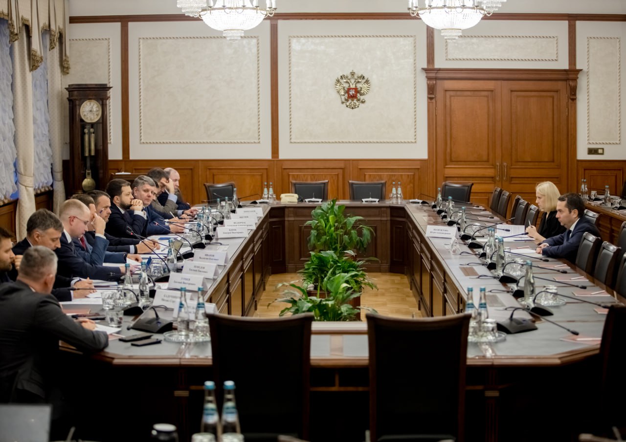 Андрей Никитин провел рабочую встречу с губернатором Мурманской области Андреем Чибисом Андрей Никитин провел рабочую встречу с губернатором Мурманской области Андреем Чибисом