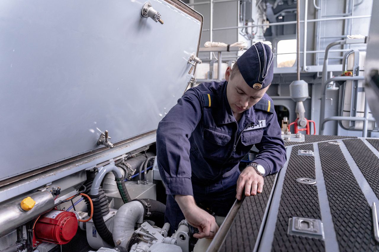 Воин высоких широт. Экипаж новейшего боевого ледокола успешно сдал "выпускные экзамены" Северному Ледовитому океану Патрульный корабль "Иван Папанин" стал первым из боевых единиц Военно-морского флота России, прошедшим... Воин высоких широт. Экипаж новейшего боевого ледокола успешно сдал "выпускные экзамены" Северному Ледовитому океану Патрульный корабль "Иван Папанин" стал первым из боевых единиц Военно-морского флота России, прошедшим...
