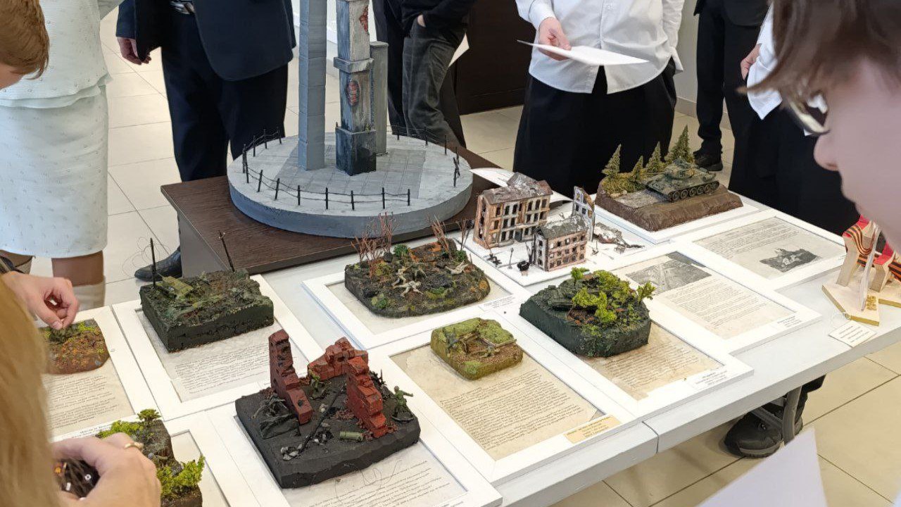 Учеников мурманской гимназии №5 наградили за участие в выставке фонда "Защитники Отечества" Учеников мурманской гимназии №5 наградили за участие в выставке фонда "Защитники Отечества"