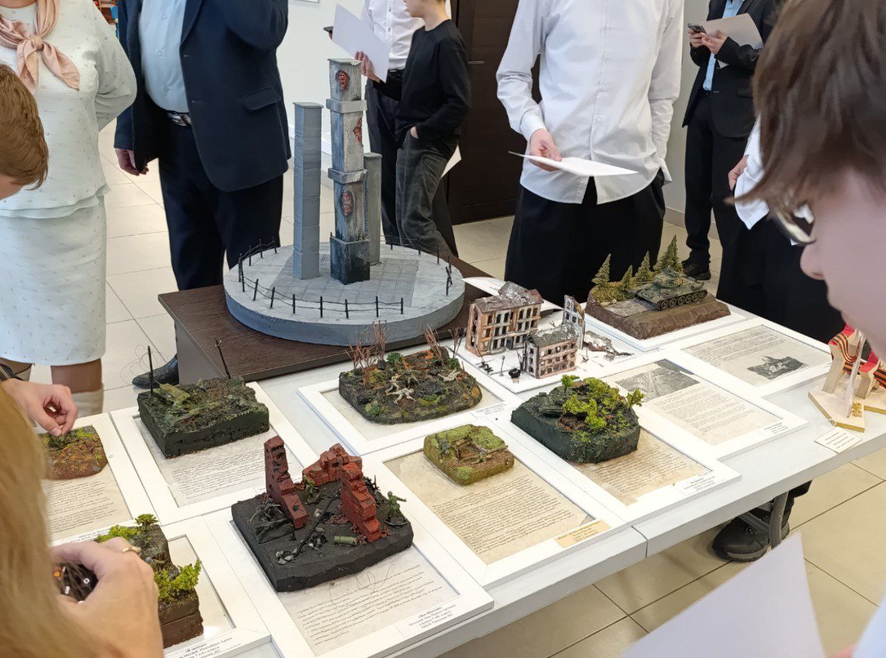 Ученики мурманской гимназии №5 создали макеты, посвящённые Великой Отечественной войне Ученики мурманской гимназии №5 создали макеты, посвящённые Великой Отечественной войне
