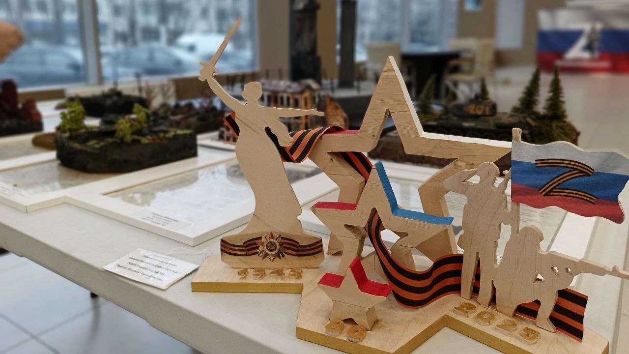 Учеников мурманской гимназии №5 наградили за участие в выставке фонда "Защитники Отечества" Учеников мурманской гимназии №5 наградили за участие в выставке фонда "Защитники Отечества"