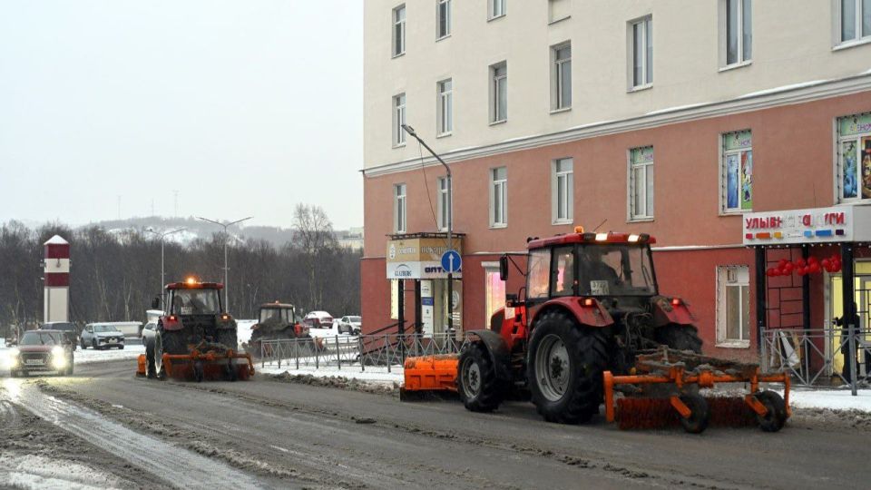 Коммунальщики Мурманской области устраняют последствия осенних снегопадов