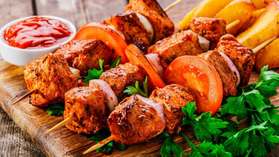 Вкуснее, чем на мангале: секретом сочнейших шашлычков в духовке поделился шеф-повар