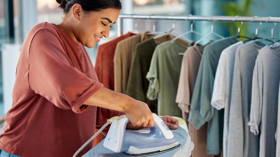 Нагар слезет с утюга в мгновение ока: копеечная хитрость для ушлых хозяек