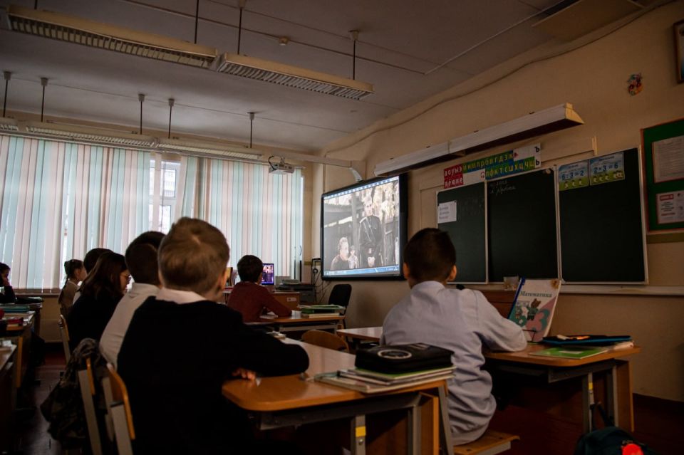 Расширить знания учащихся о героях Великой Отечественной войны и пробудить в них чувство гордости к прошлому своей Родины смогли педагоги гимназии № 1 (ул