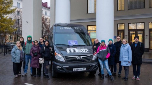 Новый автобус для гастролей за 4,9 млн рублей получил Мурманском областной драмтеатр