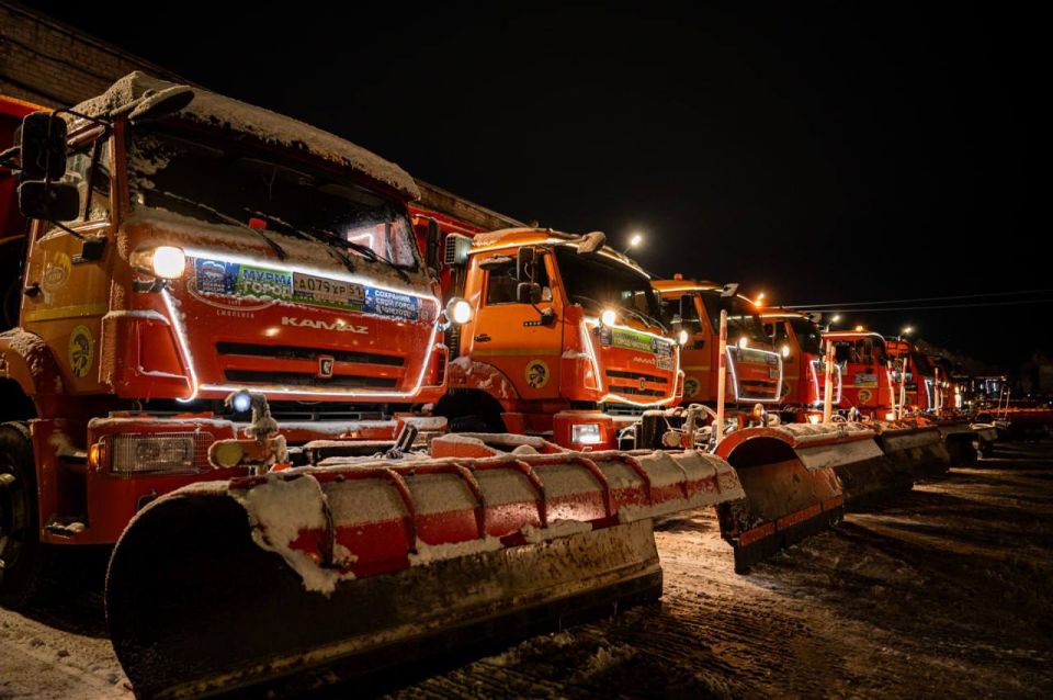 В городе-герое началась активная подготовка к встрече Нового года: украшенные праздничным декором улицы и общественные пространства преображаются, становятся светлее и наряднее