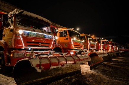 В городе-герое началась активная подготовка к встрече Нового года: украшенные праздничным декором улицы и общественные пространства преображаются, становятся светлее и наряднее