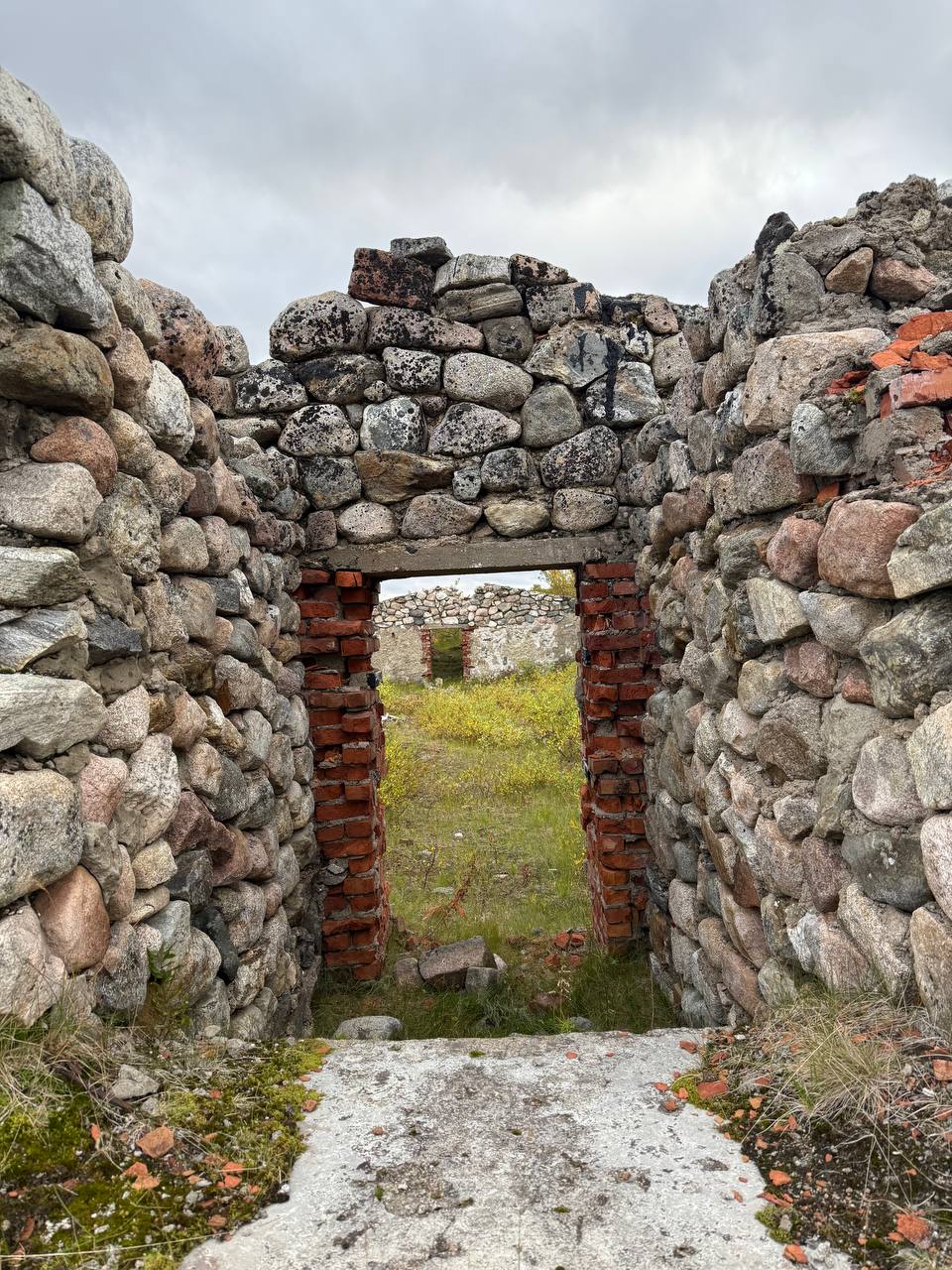 Доброе утро, Заполярье!. В глухой тундре под Западной Лицей обнаружили странные круги на земле, которые с высоты выглядят как силуэт самолета Доброе утро, Заполярье!. В глухой тундре под Западной Лицей обнаружили странные круги на земле, которые с высоты выглядят как силуэт самолета