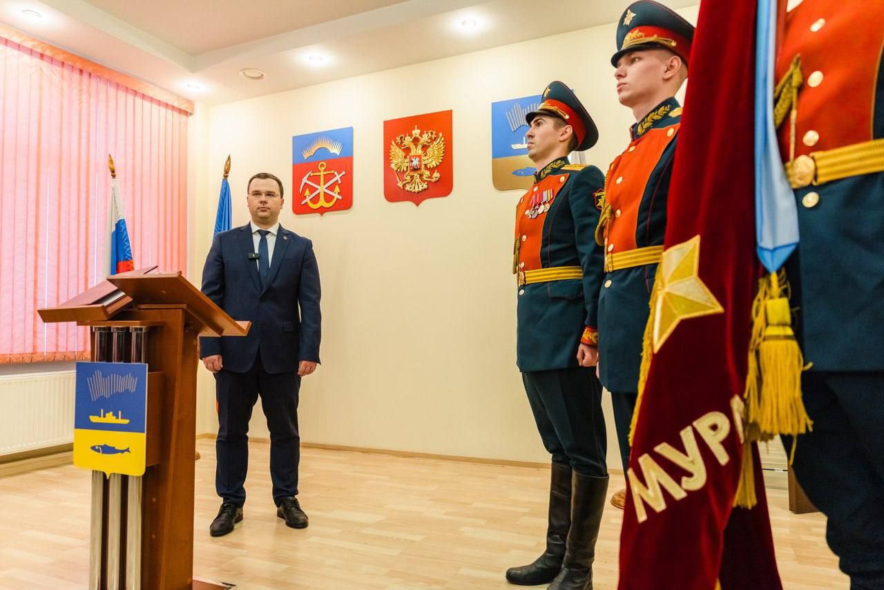 Единогласно избранный Советом депутатов города Мурманска глава города Иван Лебедев в торжественной обстановке принес присягу Единогласно избранный Советом депутатов города Мурманска глава города Иван Лебедев в торжественной обстановке принес присягу