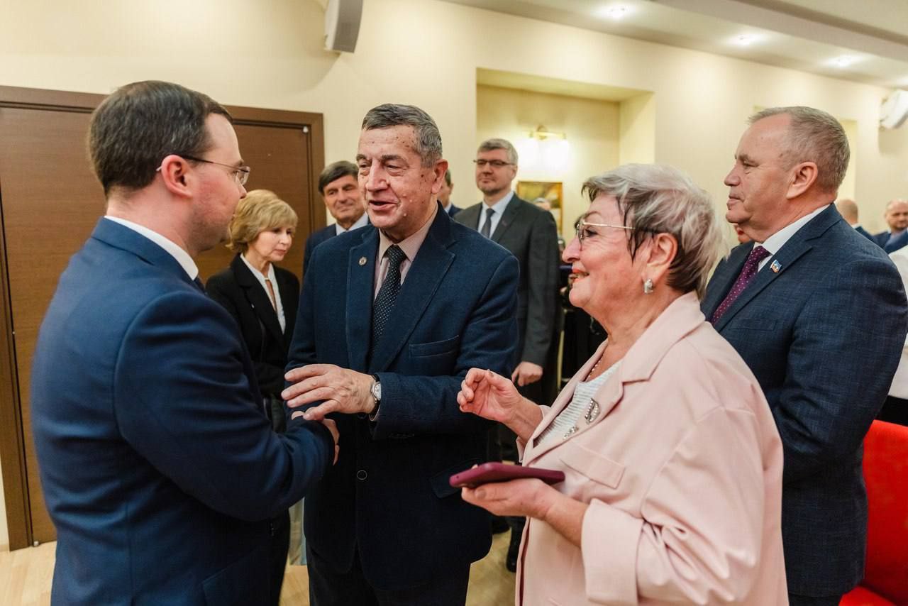 Единогласно избранный Советом депутатов города Мурманска глава города Иван Лебедев в торжественной обстановке принес присягу