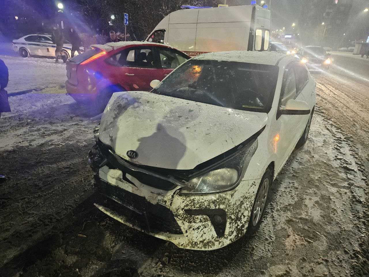 По предварительной информации: сегодня, в утреннее время в районе дома 72Б по пр. Героев Североморцев в городе Мурманске, водитель автомобиля "Форд", двигаясь со стороны ул. Хлобыстова в сторону ул. Лобова, при повороте... По предварительной информации: сегодня, в утреннее время в районе дома 72Б по пр. Героев Североморцев в городе Мурманске, водитель автомобиля "Форд", двигаясь со стороны ул. Хлобыстова в сторону ул. Лобова, при повороте...