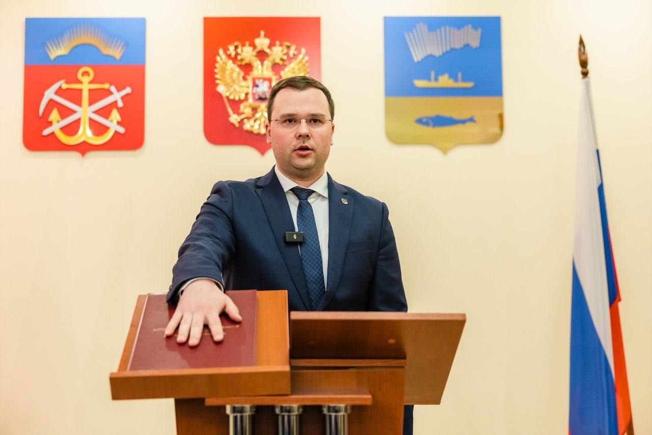 Единогласно избранный Советом депутатов города Мурманска глава города Иван Лебедев в торжественной обстановке принес присягу Единогласно избранный Советом депутатов города Мурманска глава города Иван Лебедев в торжественной обстановке принес присягу