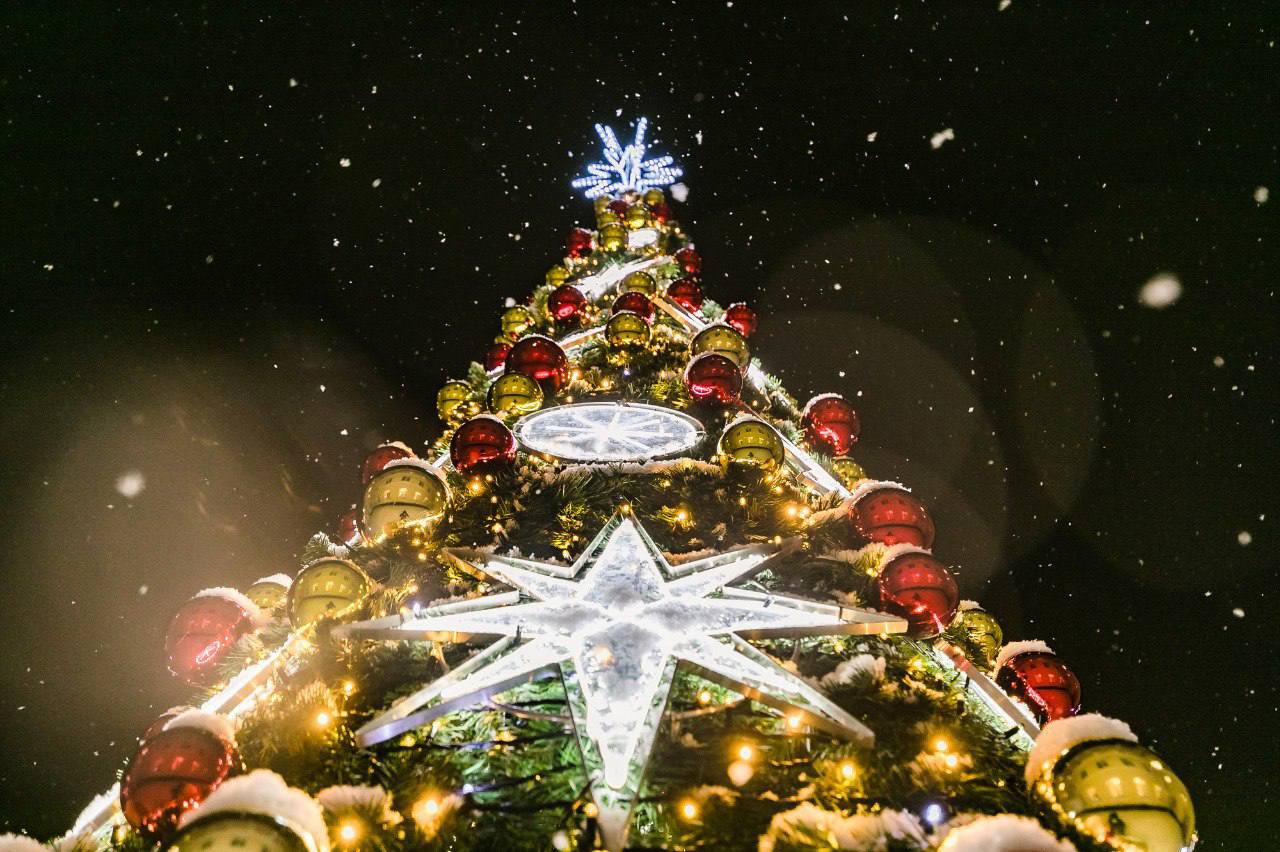 Мероприятия, посвященные открытию новогодних елей, в ряде муниципалитетов перенесены