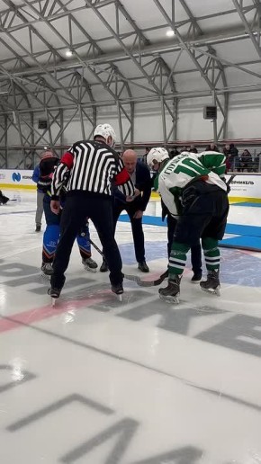 Церемониальным вбрасыванием шайбы губернатор Андрей Чибис и первый вице-президент Норникеля Николай Уткин дали старт спортивной жизни новой ледовой арены в Мончегорске