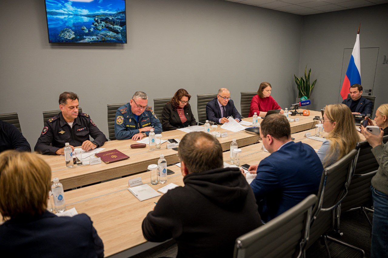 Глава города Мурманска Иван Лебедев принял участие в совещании с представителями региональных ведомств и жизнеобеспечивающих предприятий под председательством губернатора Мурманской области Андрея Чибиса Глава города Мурманска Иван Лебедев принял участие в совещании с представителями региональных ведомств и жизнеобеспечивающих предприятий под председательством губернатора Мурманской области Андрея Чибиса