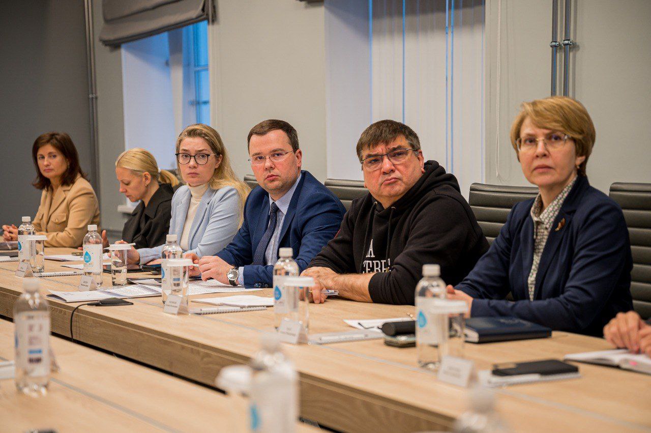 Глава города Мурманска Иван Лебедев принял участие в совещании с представителями региональных ведомств и жизнеобеспечивающих предприятий под председательством губернатора Мурманской области Андрея Чибиса Глава города Мурманска Иван Лебедев принял участие в совещании с представителями региональных ведомств и жизнеобеспечивающих предприятий под председательством губернатора Мурманской области Андрея Чибиса