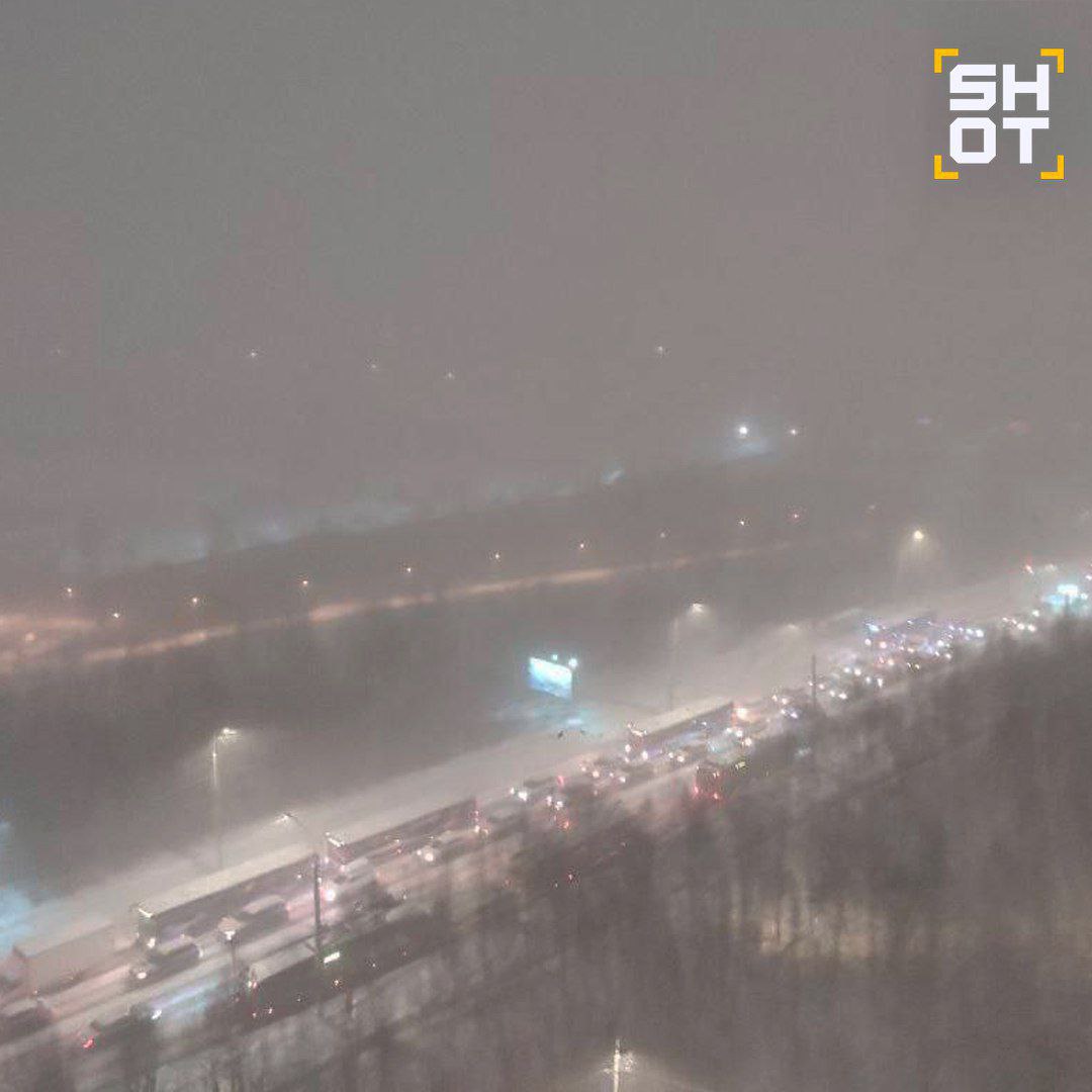 Сильная метель и снежный коллапс в Мурманске и области: из-за сильного снегопада в регионе уже перекрыты несколько федеральных трасс, задержаны около 20 авиарейсов, есть перебои с электричеством Сильная метель и снежный коллапс в Мурманске и области: из-за сильного снегопада в регионе уже перекрыты несколько федеральных трасс, задержаны около 20 авиарейсов, есть перебои с электричеством